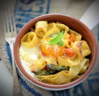 pieczony makaron z&nbsp;jajkami przepiórczymi